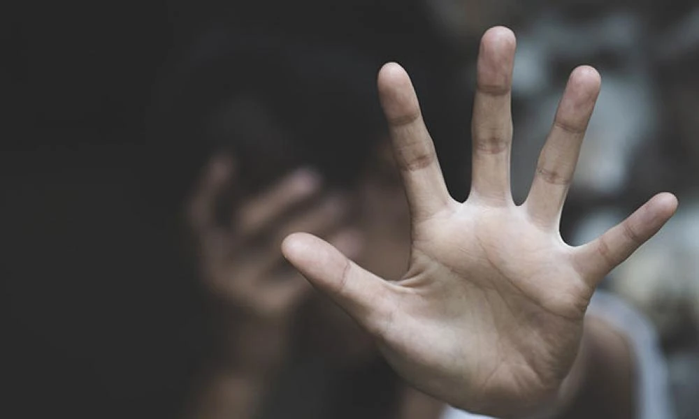 Απόπειρα βιασμού στο Ηράκλειο: H στιγμή που ο δράστης πλησιάζει το κορίτσι